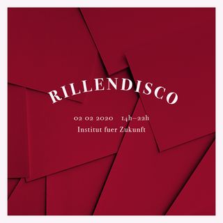 Übereinander geschichtete Papierblätter, die sich in verschiedene Richtungen überlagern und scharfe, geometrische Kanten bilden. Das Bild ist in tiefem Karmesinrot eingefärbt.