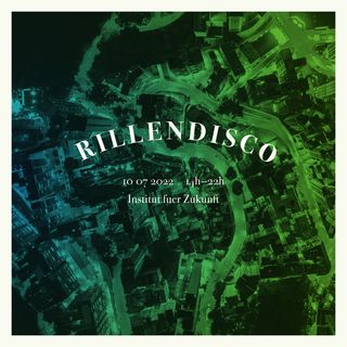 Sicht auf eine Stadt in der Nacht aus der Luft. Es sind Straßen zu sehen, Wohnhäuser, ein Parkplatz. Das Bild ist mit einem Verlauf von blau zu hellgrün überlagert.