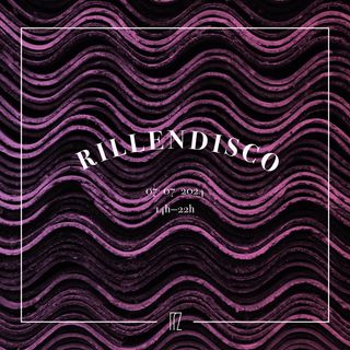 Wellenförmiges, sich wiederholendes Muster, das an gewelltes Blech oder Wellpappe erinnert. Die Wellen verlaufen horizontal über das gesamte Bild. Das Bild ist in gedämpftem Lila und Mauve eingefärbt.