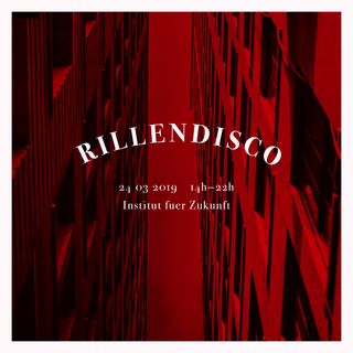 Blick in einen schmalen, vertikalen Spalt zwischen zwei Gebäuden. Die Fassaden ragen eng beieinander auf, schmale Lamellen und Kanten erzeugen ein Spiel aus Linien und Schatten. Das Bild ist in tiefem, gesättigtem Rot eingefärbt.