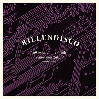 Nahaufnahme einer Platine. Leiterbahnen und Verbindungen verlaufen diagonal über das Bild und bilden ein feines, verzweigtes Netzwerk. Das Bild ist in dunklem Lila und Magenta eingefärbt.