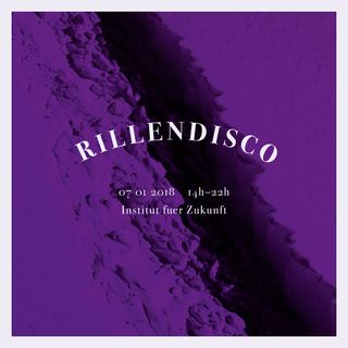 Ein diagonaler Riss durchzieht eine raue, eisige Oberfläche von oben rechts nach unten links. Die Textur erinnert an den Larsen-Gletscher. Das Bild ist in kräftigem Violett eingefärbt.